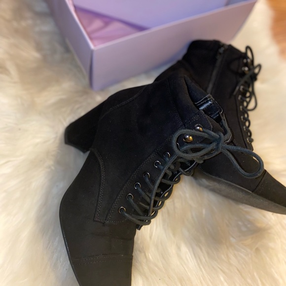 Shoes/Booties - Picture 7 of 9